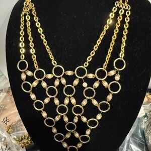 Chic Gold and Pearl Statement Necklace
